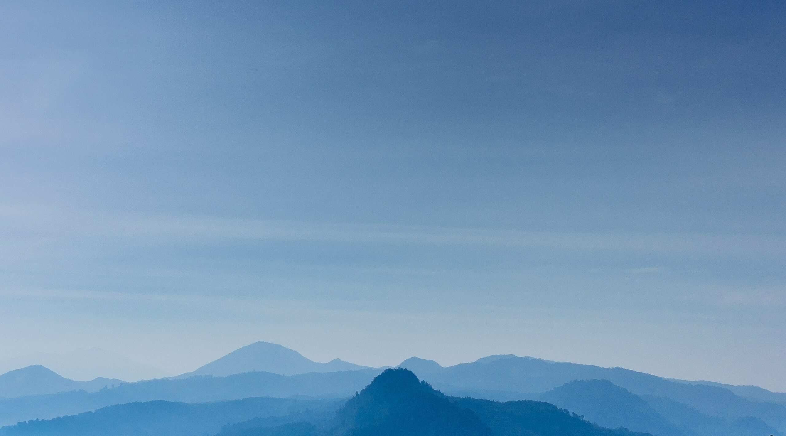 Image de fond, sommets de montagnes et ciel bleu